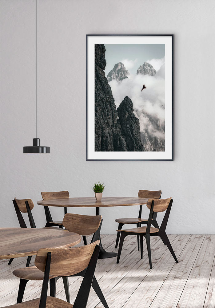 Aquila imperiale in volo sulle montagne