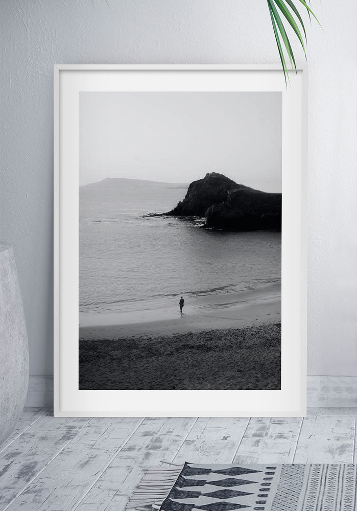 Frau geht am Strand spazieren