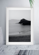 Frau geht am Strand spazieren