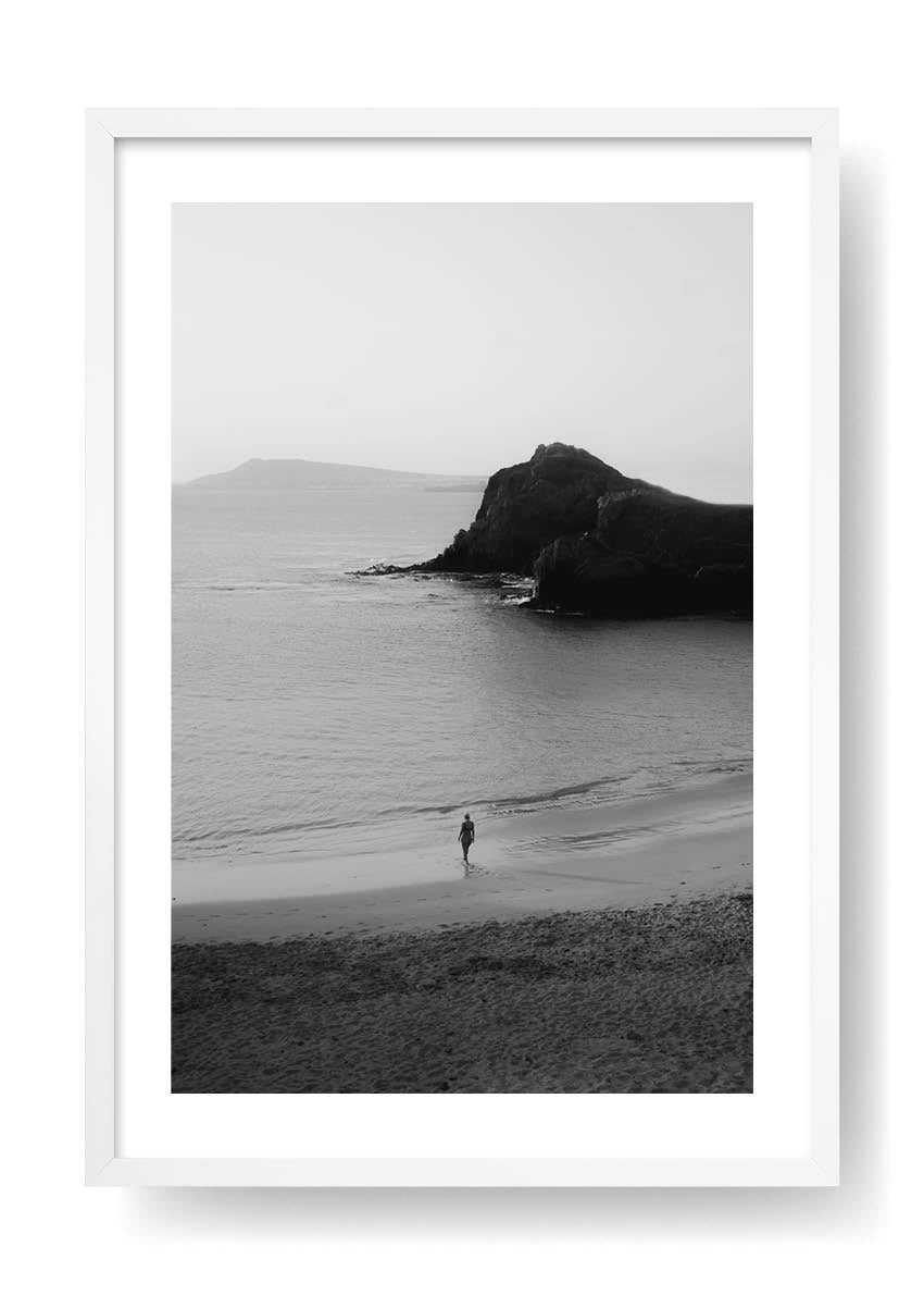 Frau geht am Strand spazieren