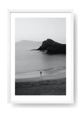 Frau geht am Strand spazieren