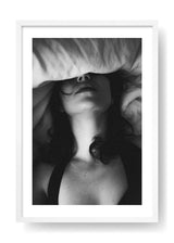 Sinnliche Frau auf dem Bett