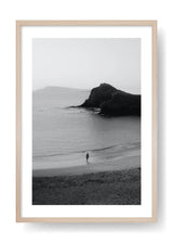 Frau geht am Strand spazieren