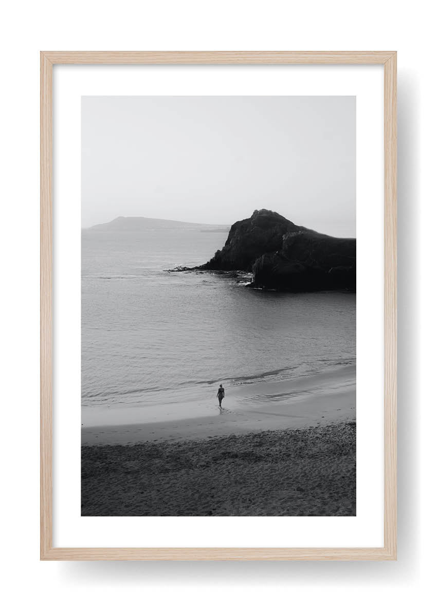 Frau geht am Strand spazieren