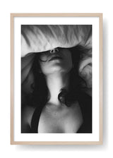 Sinnliche Frau auf dem Bett