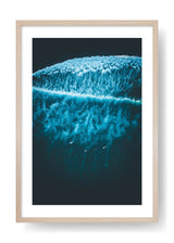 Surfen am schwarzen Strand