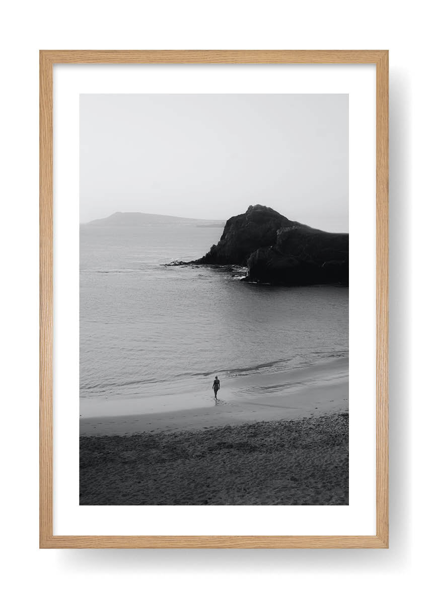 Frau geht am Strand spazieren