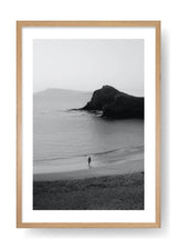 Frau geht am Strand spazieren