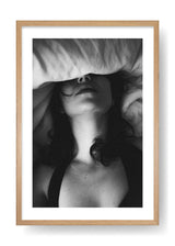 Sinnliche Frau auf dem Bett