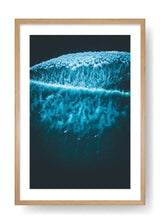 Surfen am schwarzen Strand