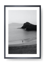 Frau geht am Strand spazieren