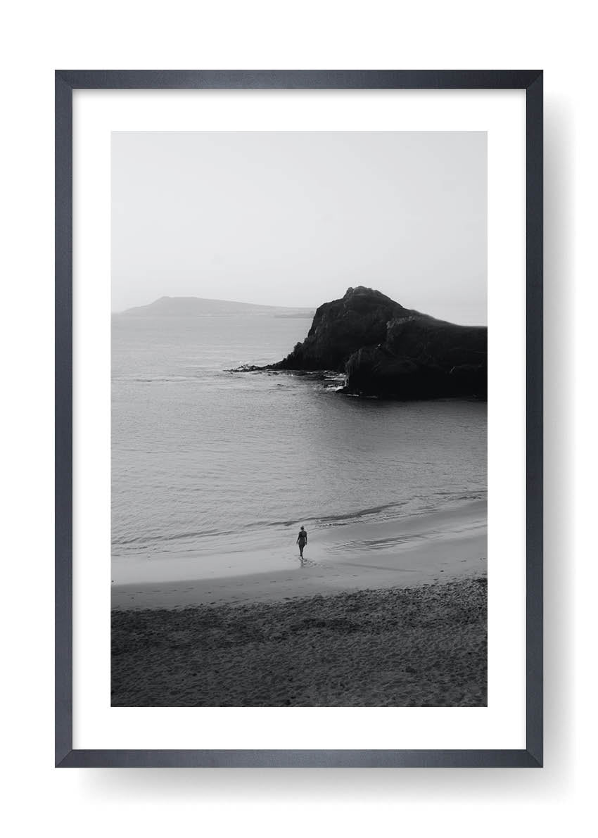 Frau geht am Strand spazieren