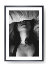 Sinnliche Frau auf dem Bett