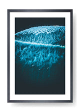 Surfen am schwarzen Strand