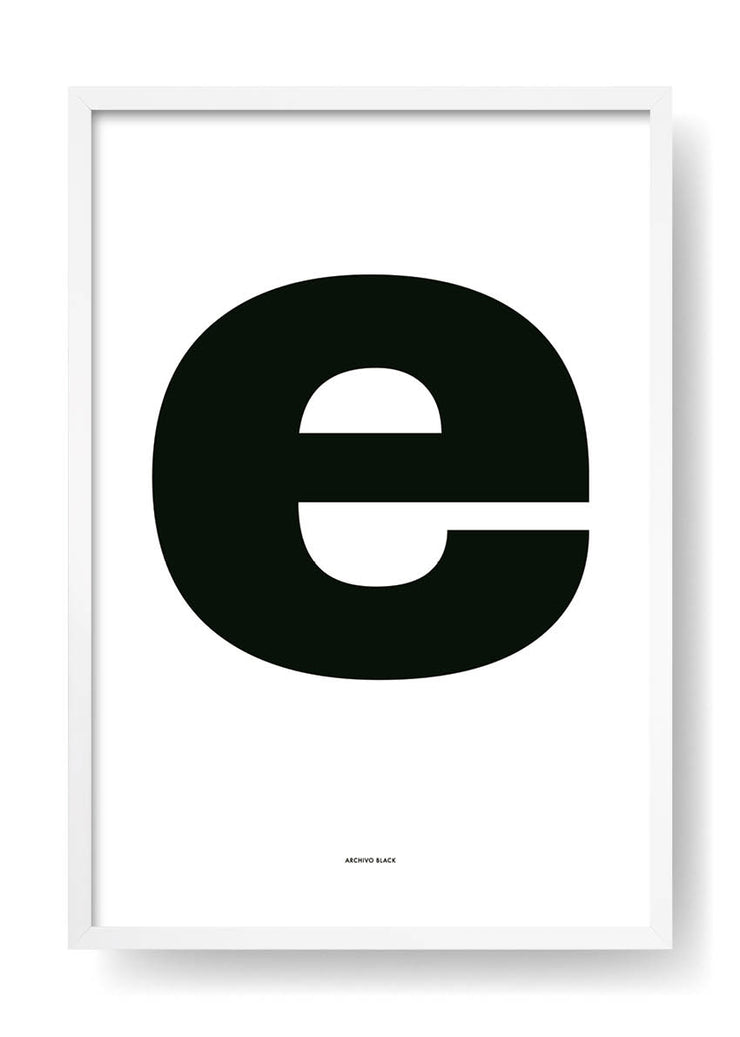 E. Lettera di design nera