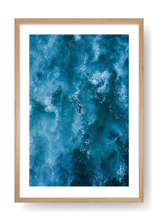 Surfista che rema nel mare blu